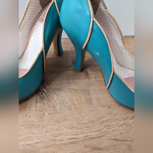 Pin Up Couture Pumps - Picture 10 of 11